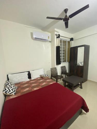 a bedroom with a bed and a ceiling fan at Spacious 2BHK Mountain View - Near Palolem Beach in Canacona