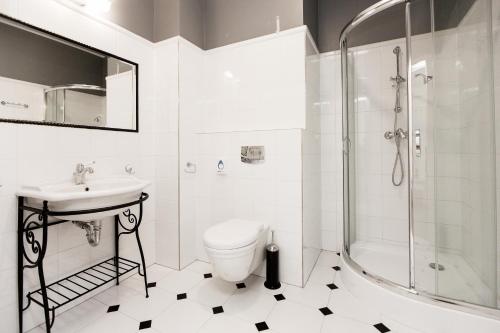 A bathroom at Hotel Willa Flora