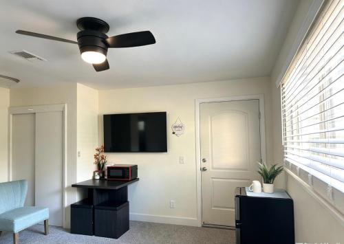 a living room with a ceiling fan and a tv at Downtown Private Master Suite in Sacramento