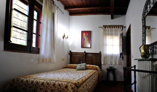 A bed or beds in a room at Casa Rural Finca Umbría