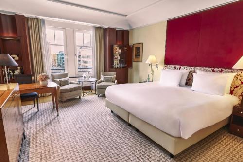Hotel Adlon Kempinski Berlin — Bedroom