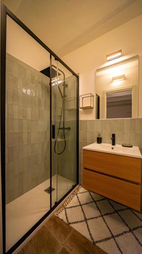 a bathroom with a shower and a sink at Affittacamere Casa Matilde in Gualdo Tadino