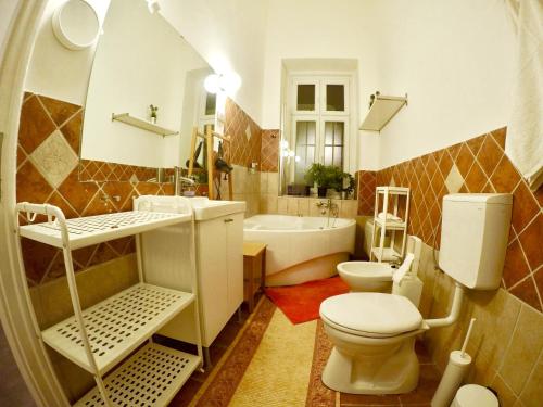 uma casa de banho com um WC, um lavatório e uma banheira em Homelike luxury flat on Gyulai Pál em Budapeste