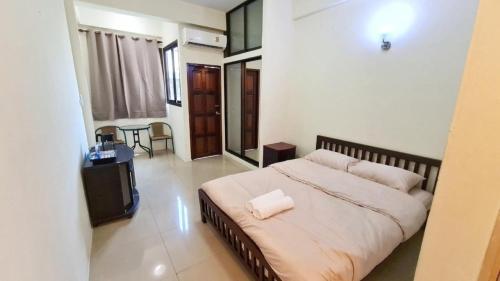 a bedroom with a large bed in a room at My place 77 2 in Ban Khlong Khwang Klang