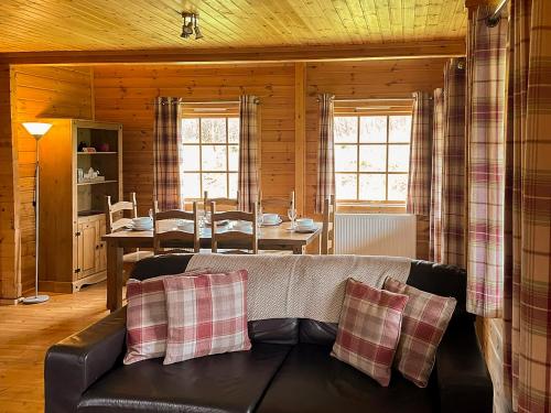 a living room with a couch and a table at Sun Rise Lodge No 10 - Hw7655 in Llanbedr