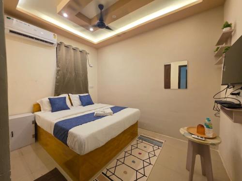 a bedroom with a bed and a bath tub at Vijaya Lodge in Vadalūr