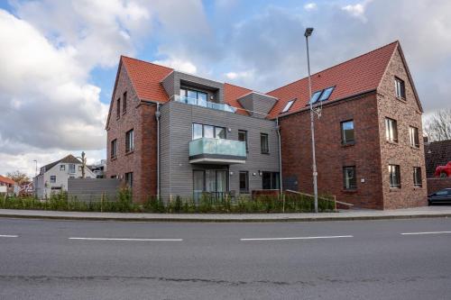 a building on the side of a street at Nr 301 - Apartmenthaus "Harleblick" in Carolinensiel