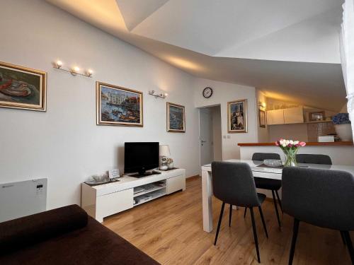 Guest House Kono - One-Bedroom Apartment with Patio and Sea View - Marka Gjaje Street