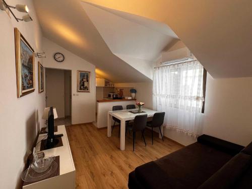 Guest House Kono - One-Bedroom Apartment with Patio and Sea View - Marka Gjaje Street