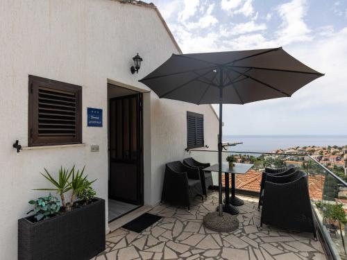 Guest House Kono - One-Bedroom Apartment with Patio and Sea View - Marka Gjaje Street