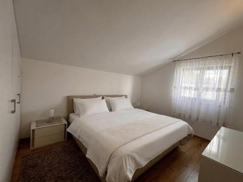 Guest House Kono - One-Bedroom Apartment with Patio and Sea View - Marka Gjaje Street