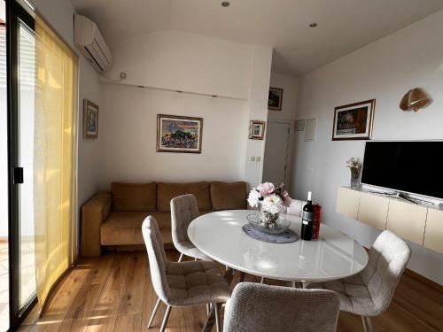 Guest House Kono - Two-Bedroom Apartment with Balcony and Sea View - Marka Gjaje Street