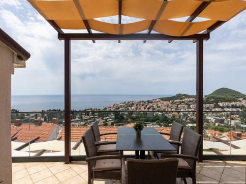Guest House Kono - Two-Bedroom Apartment with Balcony and Sea View - Marka Gjaje Street