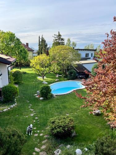 an aerial view of a yard with a swimming pool at Stadthaus mit traditionellem Flair in Wels