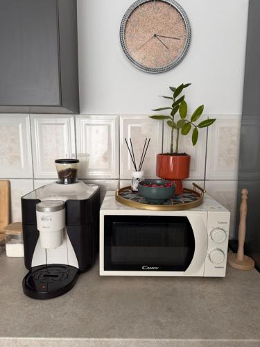 a kitchen with a microwave and a coffee maker at Studio Lotus Zalău in Zalău