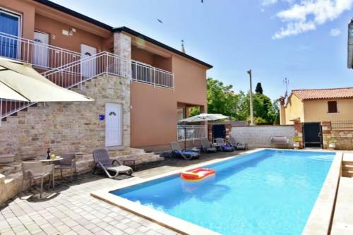 Lovely ground-floor flat with shared pool in Tar