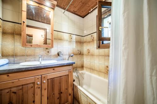 un bagno con lavandino e vasca da bagno di Les Cornettes de Bise a La Chapelle-dʼAbondance