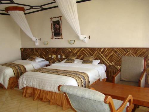 ein Hotelzimmer mit zwei Betten und einem Stuhl in der Unterkunft Seasons Elementaita Country Lodge in Nakuru