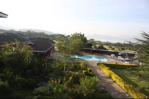 Blick auf ein Resort mit Swimmingpool in der Unterkunft Seasons Elementaita Country Lodge in Nakuru