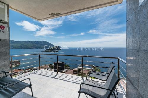 a balcony with chairs and a view of the ocean at Blue Seacliff Luxe in Komoševina