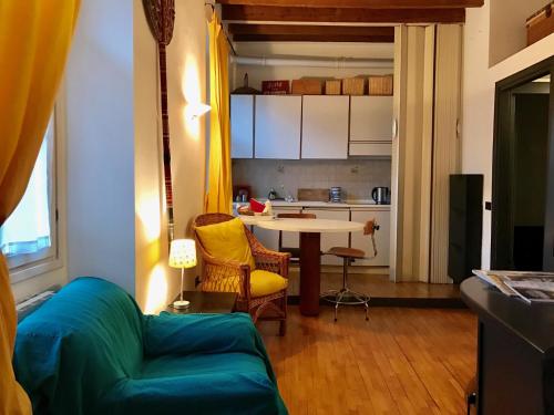 Kuchyňa alebo kuchynka v ubytovaní Lovelyloft - Alzaia Naviglio