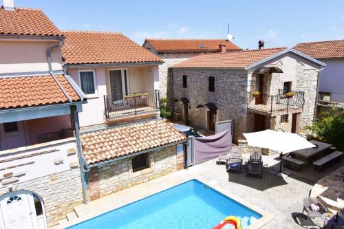 Bright stay with shared pool BBQ in Tar