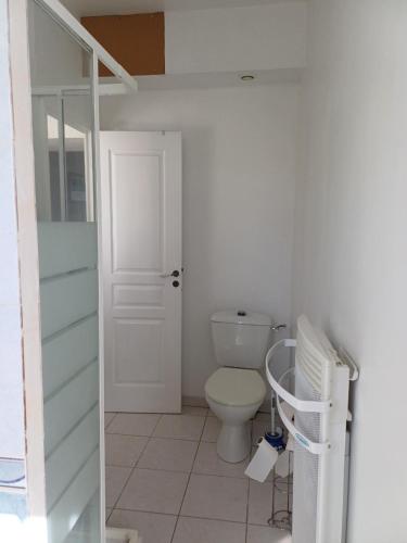 a bathroom with a toilet and a sink at maison 6 personnes in Locquirec