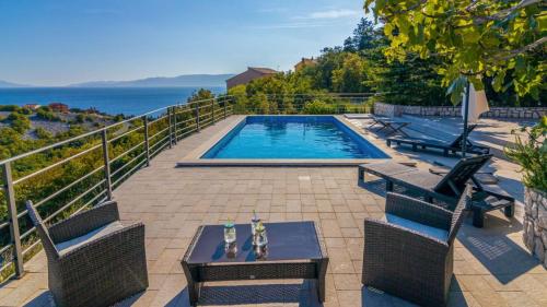 Villa Serenata pool Novi Vinodoski by Villas Guide
