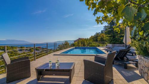 Villa Serenata pool Novi Vinodoski by Villas Guide