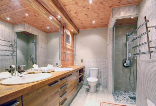 a bathroom with two sinks and a shower at KULAUS in Tahkovuori