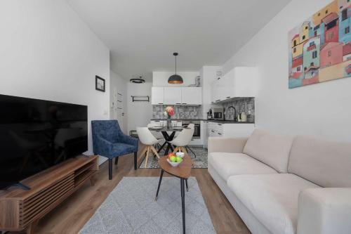 Air Conditioned Apartment in Wrocław Center By the River with Parking by Noclegi Renters