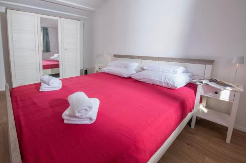 a bedroom with two white towels on a bed at La Casetta di Gio in Pula