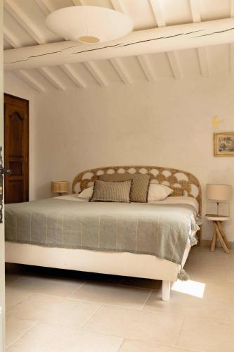 a bedroom with a bed in a white room at Casa Ostara in Condorcet