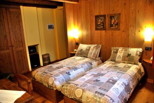 1 dormitorio con 2 camas en una habitación en Le Mie Radici, en Scopello