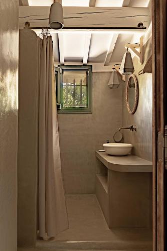 a bathroom with a shower curtain and a sink at Casa Ostara in Condorcet