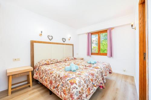 a bedroom with a bed and a window at Apartamento Felipe 2-1 in Cacla D'or