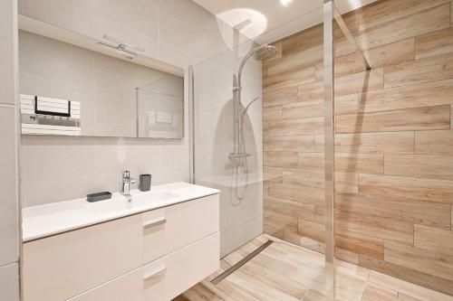 a bathroom with a white sink and a shower at Appartement Lisa - Dans chalet in Les Villards-sur-Thônes
