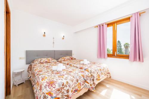 a bedroom with a bed in a white room at Apartamento Felipe 2-3 in Cacla D'or
