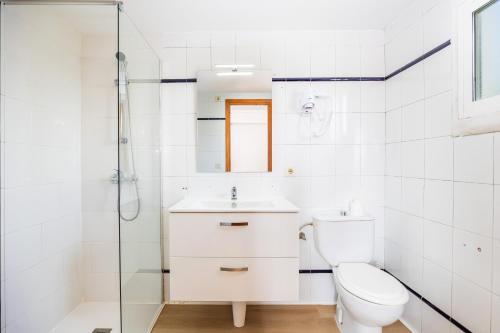 a bathroom with a toilet and a sink and a shower at Apartamento Felipe 2-3 in Cacla D'or