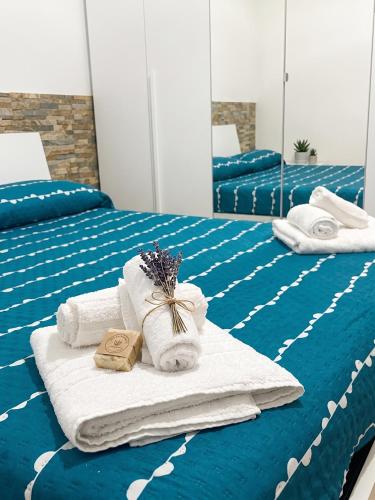 a room with two beds with towels and mirrors at ZenZone House in La Spezia