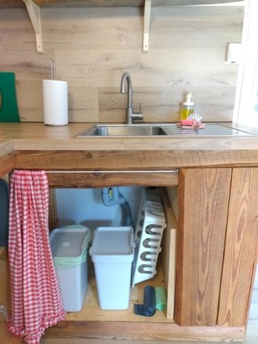 a kitchen counter with a sink and some trash at Rosa's stuga in Tasebo