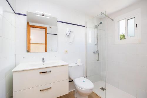 a white bathroom with a toilet and a shower at Apartamento Felipe 2-4 in Cala d´Or