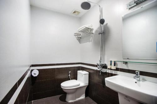 a bathroom with a toilet and a sink at Khách sạn Giao Thông in Hanoi