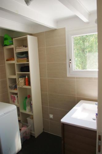 a small kitchen with a sink and a window at Chalet spacieux proche mer in Longeville-sur-Mer