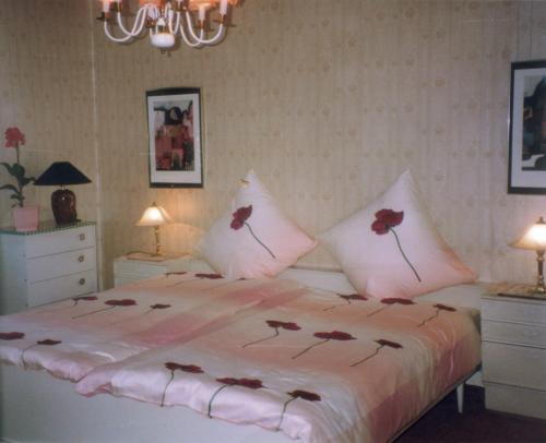 A bed or beds in a room at Ferienhaus Koch