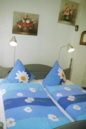 una camera con due letti con lenzuola blu e bianche di Ferienhaus Koch a Saarbrücken