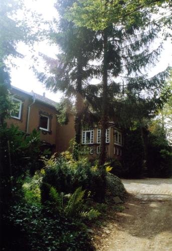 una casa con un árbol delante de ella en Ferienhaus Koch, en Saarbrücken