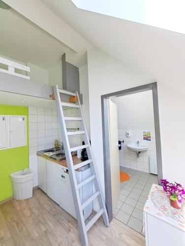 a kitchen with a ladder in a room at Schullandheim Bautzen Burk nahe der Talsperre - Dachkammer deluxe in Bautzen