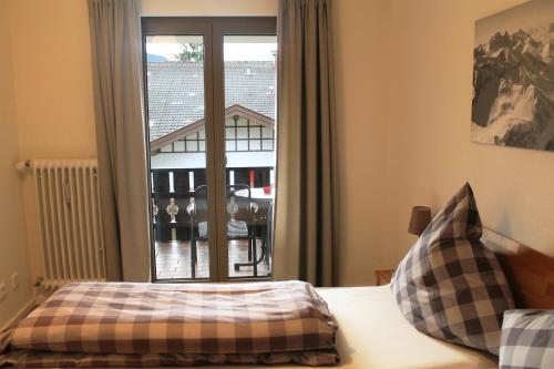 オーベルストドルフにあるFerienwohnung Benneのベッドルーム1室(ベッド1台、景色を望む窓付)