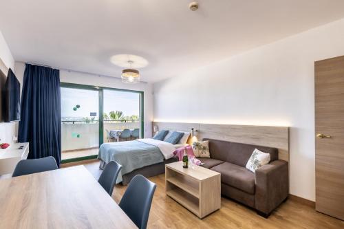 Palms & Pines Apartment, with a pool and marvellous sea view, 10 minutes to the beach